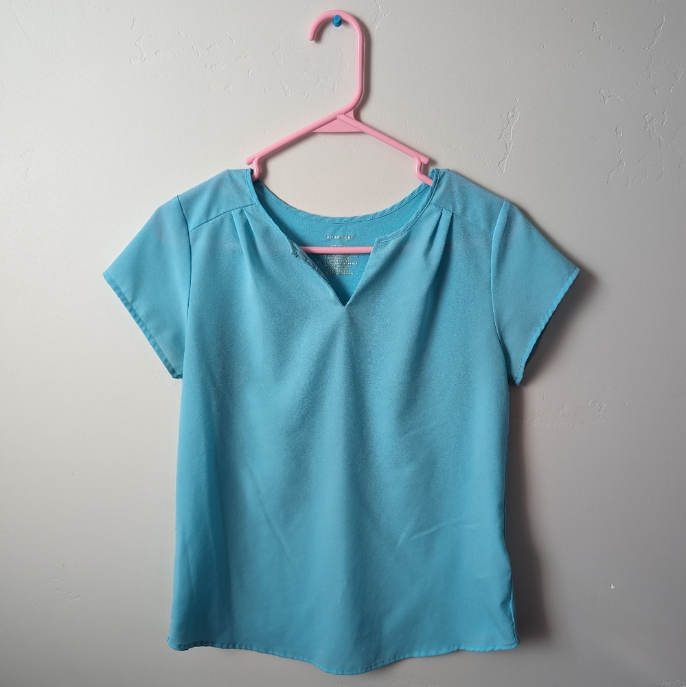blue/teal blouse